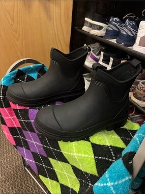 Time And Tru worn once black, waterproof, slip on boots. Neoprene upper. Size 8.